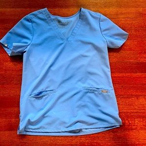 Figs Casma three pocket scrub top in ceil blue size small